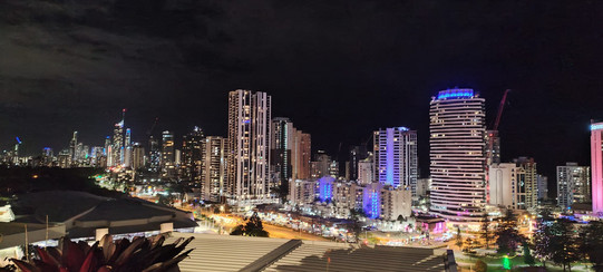 Skyline von Broadbeach bei Nacht aus erhöhter Position fotografiert.