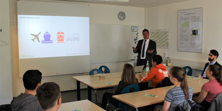 Schnupperuni 2019 Prof. Uwe Clausen vor Schülerinnen und Schüler