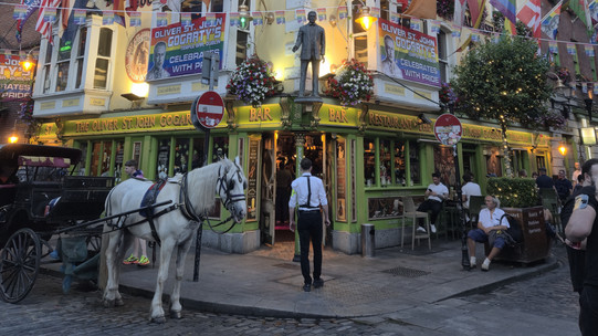 Bar in Dublin mit Kutsche vor dem Gebäude