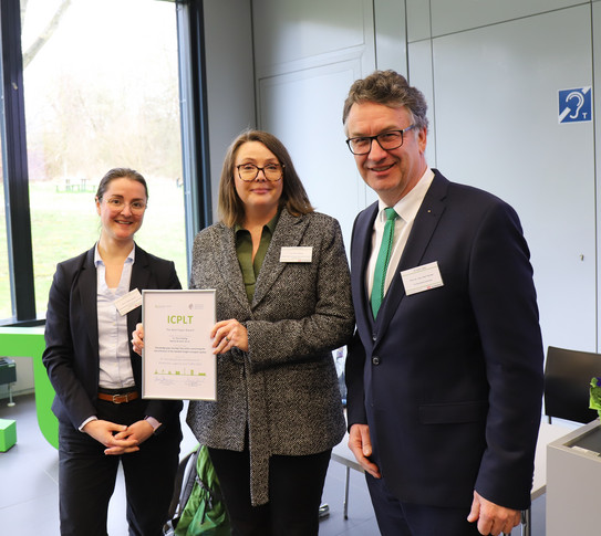Dr. Petra Stelling und Sabrina Brunner gewinnen den BestPaper-Award