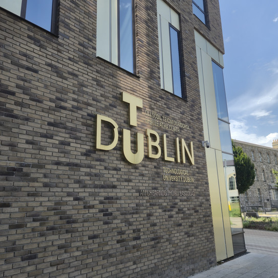 Schild an einem Gebäude der TU Dublin