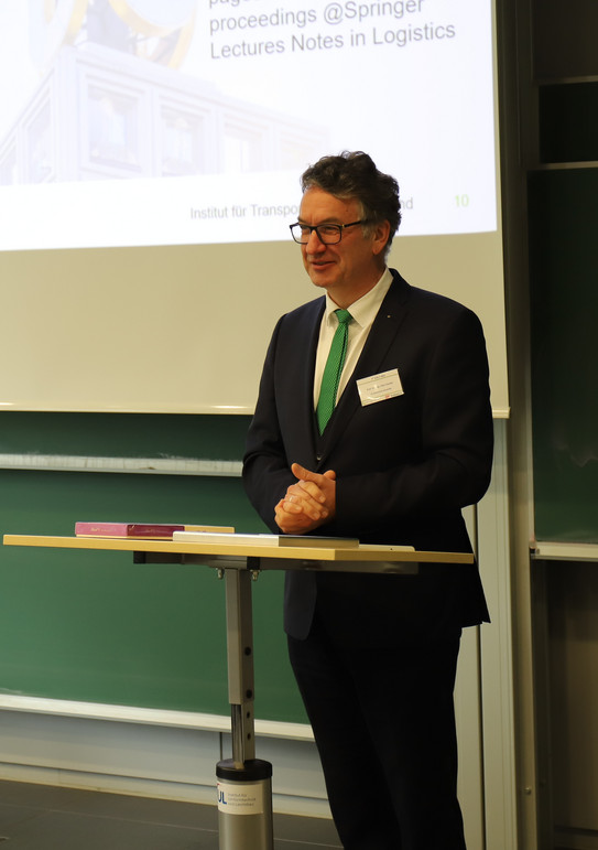 Prof. Dr.-Ing. Uwe Clausen hält einen Vortrag auf der 6th ICPLT