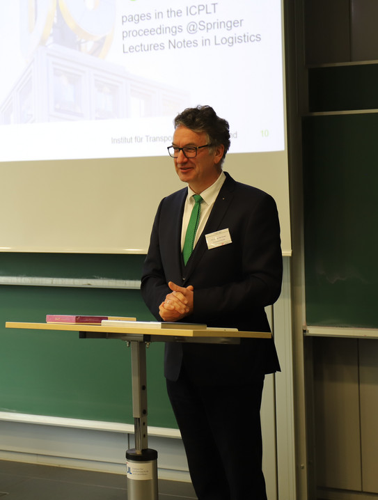 Prof. Dr.-Ing. Uwe Clausen hält einen Vortrag auf der 6th ICPLT