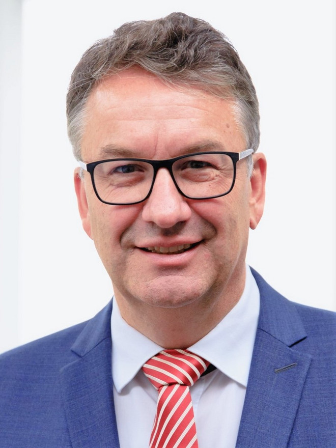 Porträtfoto von Prof. Dr.-Ing. Uwe Clausen