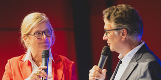 Professor Clausen im Gespräch mit Moderatorin Britt Lorenzen Professor Clausen im Gespräch mit Moderatorin Britt Lorenzen