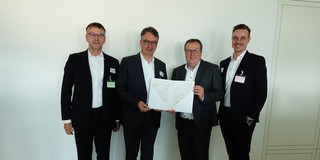 Professor Clausen, Marius Dellbrügge, Christian Krüger und Oliver Krischer halten den Förderbescheid