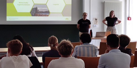 Eine Gruppe Schüler und Schülerinnen verfolgt die Präsentation von Franziska und Patrick