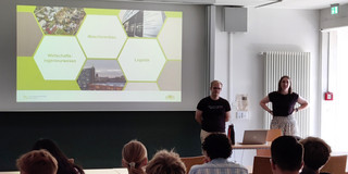 Eine Gruppe Schüler und Schülerinnen verfolgt die Präsentation von Franziska und Patrick