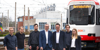Prof. Uwe Clausen und das Projektteam stehen auf dem Betriebshof der DSW21