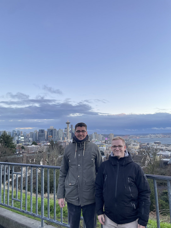Herr Jurgeleit und Herr Buhle vor der Skyline von Seattle