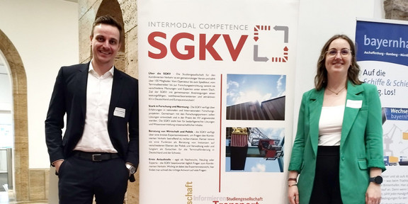 Marius Dellbrügge und Franziska Rosenthal stehen vor einem Aufsteller mit Werbung für den KV-Kongress