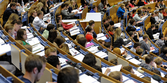 Studierende sitzen im Audimax.